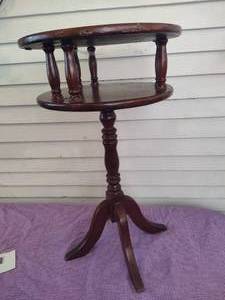 lot 8 image: Small Wooden Side Table