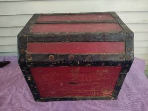 lot 9 image: Wooden Treasure Chest