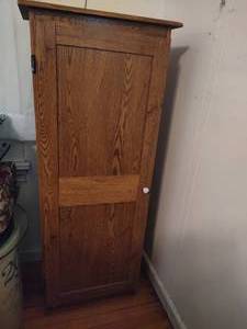 lot 18 image: Storage Cabinet