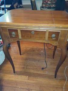 lot 6 image: Singer Sewing Machine Folding Table