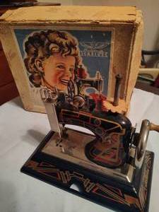 lot 35 image: Vintage Casige Miniature Sewing Machine