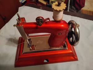 lot 36 image: Vintage Casige Miniature Sewing Machine