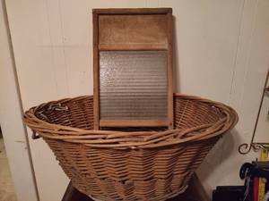 lot 37 image: Vintage Washboard & Large Basket