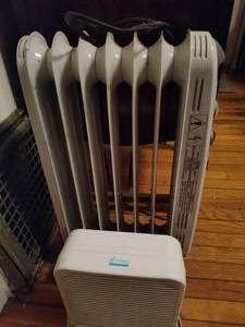 lot 48 image: Holmes Space Heater  Small Fan
