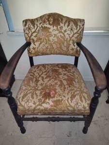 lot 24 image: Vintage Upholstered Chair