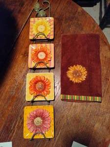 lot 60 image: Ceramic Floral Wall Hanging & Hand Towel