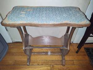 lot 66 image: Vintage Magazine Rack