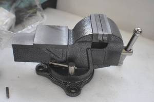 lot 17 image: WEN BV453 3-Inch Heavy Duty Cast Iron Bench Vise with Swivel Base