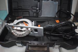 lot 61 image: WEN 3625 5-Amp 4-12-Inch Beveling Compact Circular Saw with Laser and Carrying Case