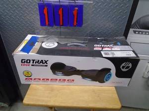 Go Trax edge hoverboard. Appears nearly new but only one side works. As shown.
