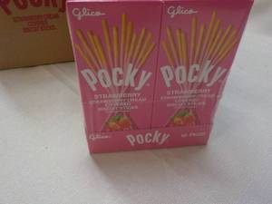 10 pkgs Pocky Strawberry Crme Cov...