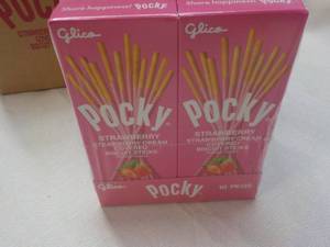 10 pkgs Pocky Strawberry Crme Cov...