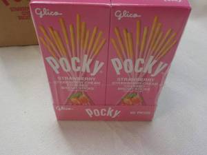 10 pkgs Pocky Strawberry Crme Cov...