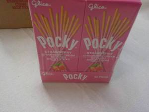 10 pkgs Pocky Strawberry Crme Cov...