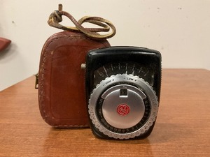 lot 93 image: Vintage GE exposure meter for film or plates with case.