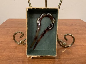 lot 95 image: Vintage hair pick.