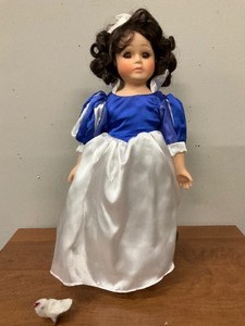 lot 128 image: Snow White Porcelain Storybook Doll from the Heritage Collection 14