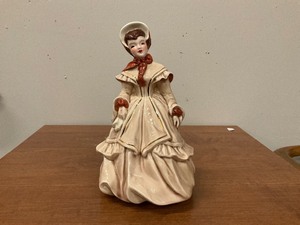 lot 47 image: Florence Ceramics Melanie