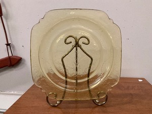lot 52 image: Vintage glassware lot, federal amber glass and tray