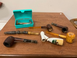 lot 57 image: Lot of vintage pipes and razors including a 1955 Missouri Lions Corncob Pipe
