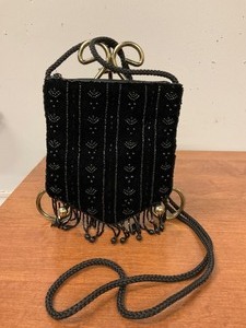lot 84 image: Beautiful beaded purse.