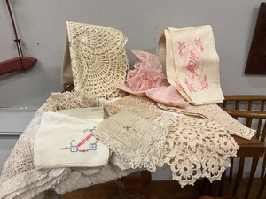 lot 86 image: Lovely vintage lace and linnen lot
