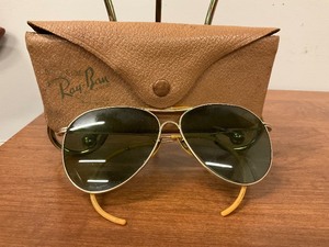 lot 87 image: Vintage Ray Ban Aviater Glasses with Case.