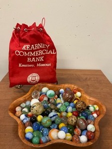 lot 88 image: Amazing collection of vintage marbles