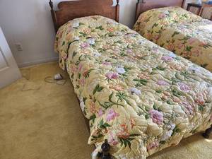 lot 190 image: Vintage Twin Beds with Quilts