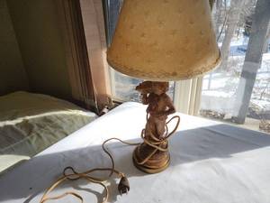 lot 215 image: Vintage Boy Statue Lamp