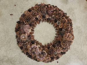 lot 222 image: Natural Pinecone Wreath Decor
