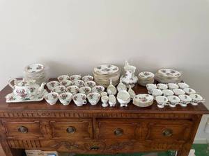 lot 9 image: Hammersley Rose China Set