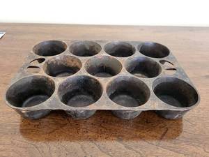 lot 90 image: Vintage Griswold Cast Iron Muffin Pan