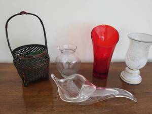 lot 114 image: Decorative Glass and Wicker Set