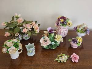 lot 115 image: Vintage Porcelain Flower Collection