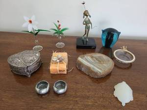 lot 116 image: Collectible Decor and Vintage Box Lot