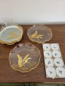 lot 118 image: Elegant Bird Design Glass Plates Set
