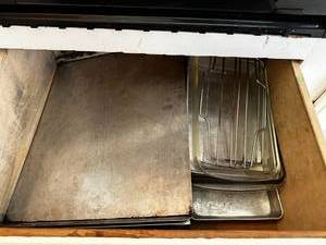 lot 137 image: Ecko Baking Sheets Set