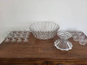 lot 250 image: Vintage Glass Punch Bowl Set