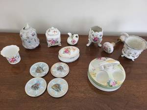 lot 253 image: Vintage Porcelain Decor Collection