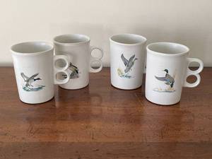 lot 263 image: Set of 4 Vintage Bird Design Mugs