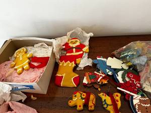 lot 379 image: Vintage Christmas Ornaments Set