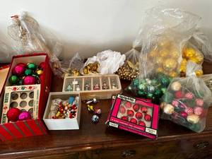 lot 380 image: Vintage Shiny Brite Ornaments Lot