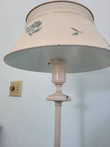 lot 34 image: Vintage Floral Floor Lamp
