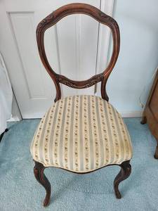 lot 39 image: Victorian Wood Carved Chair