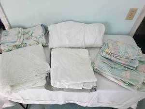 lot 54 image: Vintage Floral & Lace Bedding Set
