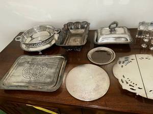 lot 74 image: Vintage Silver-Plated Serving Set
