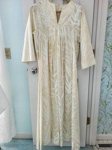 lot 92 image: Vintage Cream Botanical Print Dress