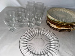 lot 128 image: Vintage Crystal Val St Lambert Plate Set - 10 Plates and Anchor Hocking Boopie Glassware