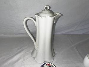 lot 129A image: Haviland Limoge Ransom White 8 12 (42oz) PitcherChocolate Pot and Lid